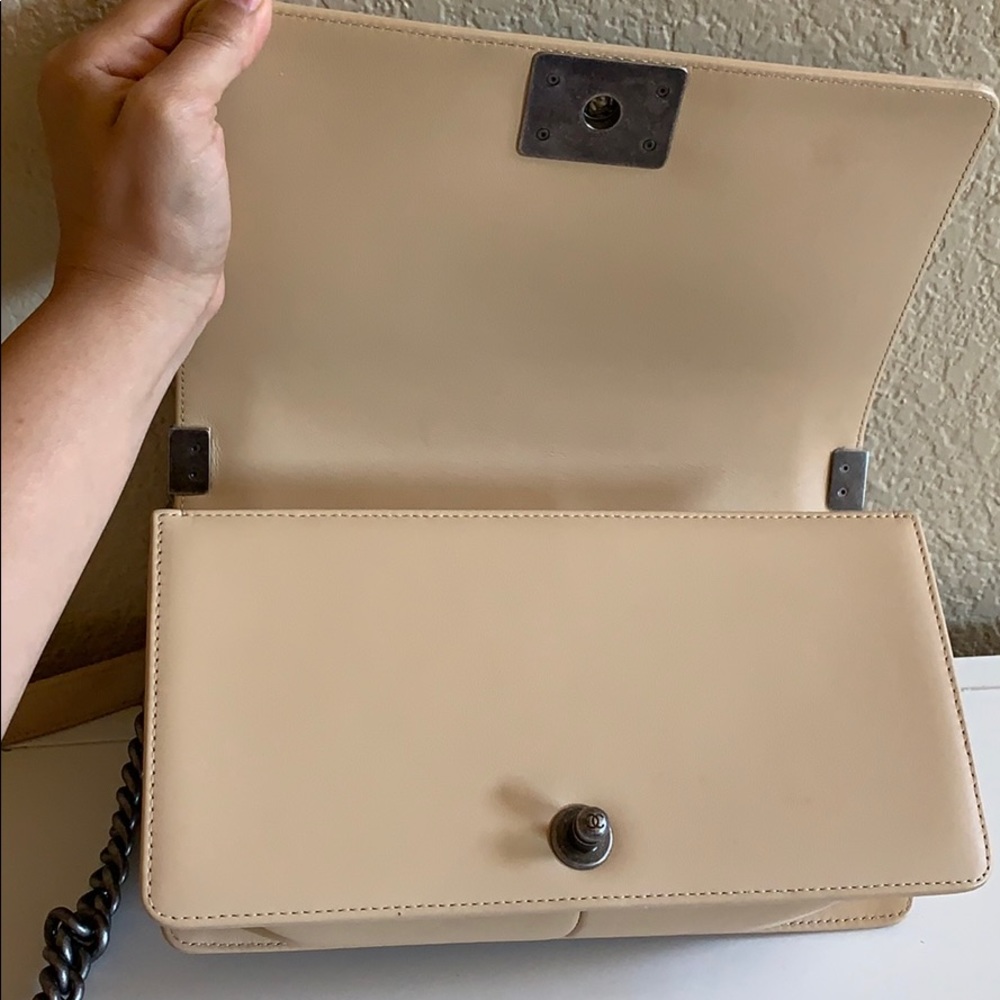 Chanel medium beige boy bag - Picture 4 of 6